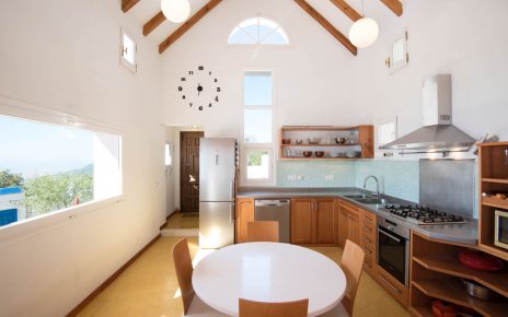 Cocina bien equipada con comedor 